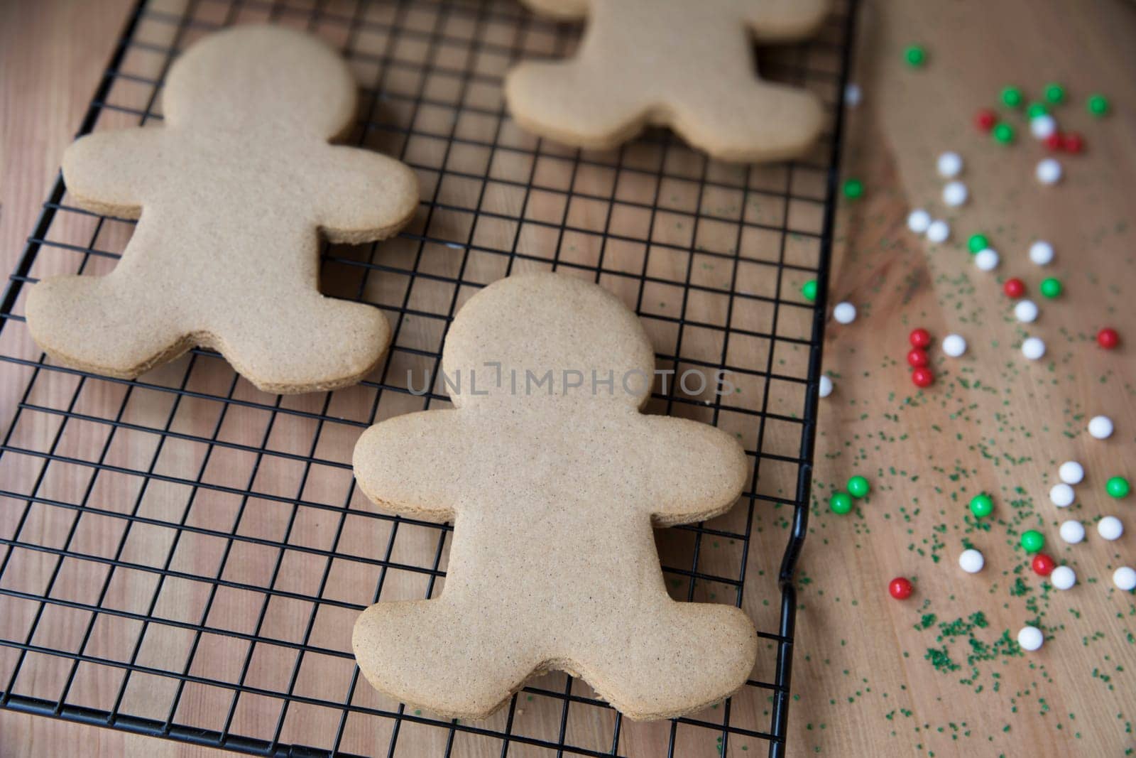 Decorating gingerbread men for Christmas