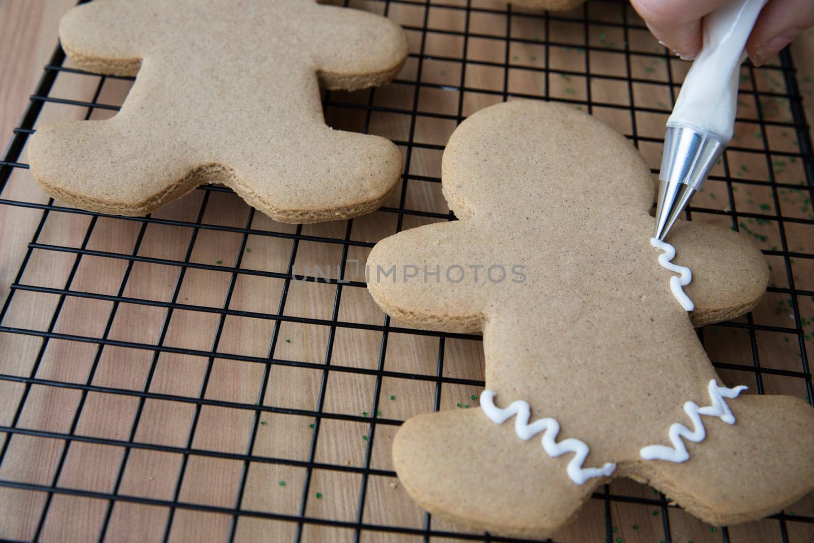 Decorating gingerbread men for Christmas