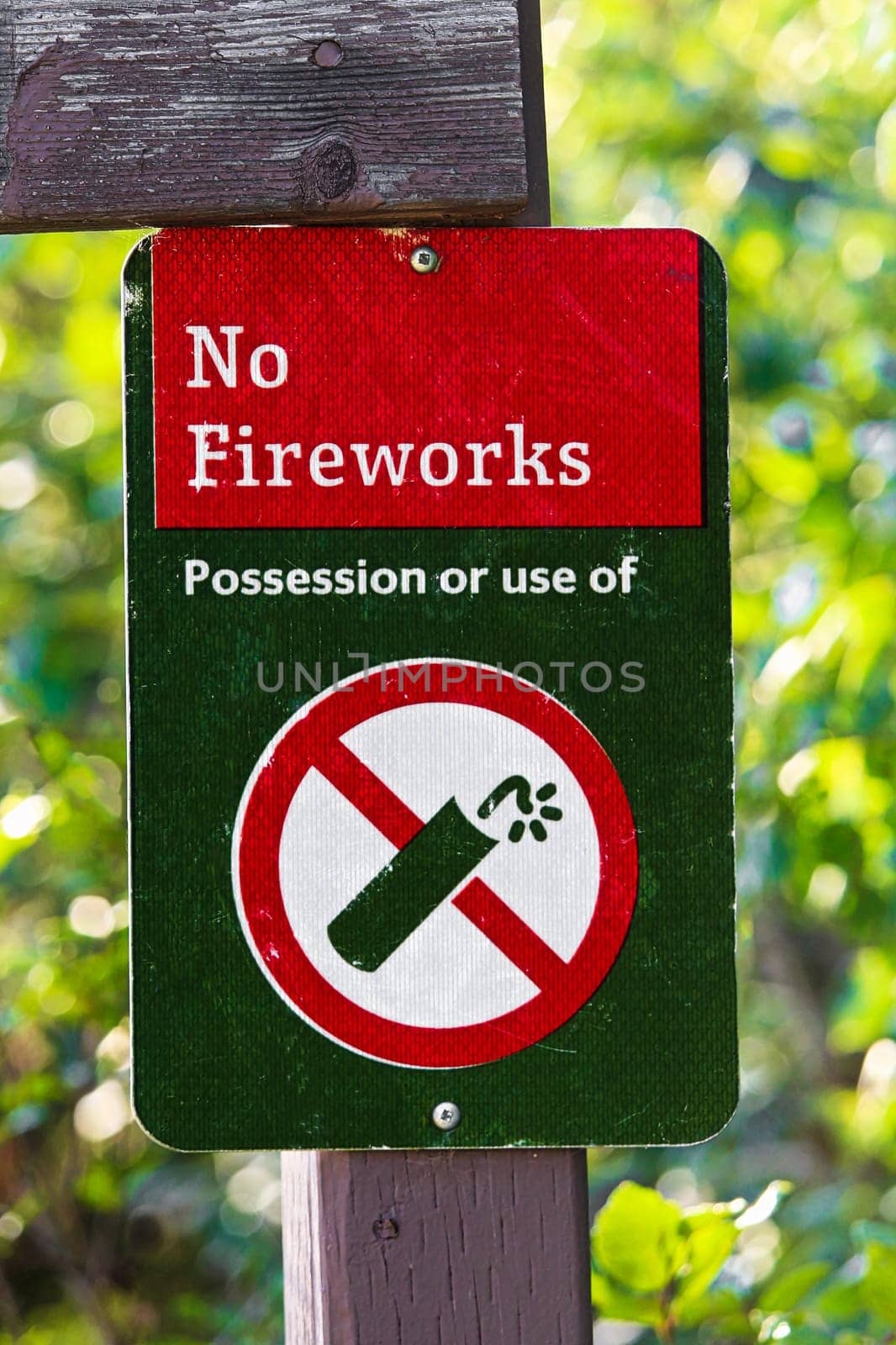 A No Firework Possession or Use Of sign.