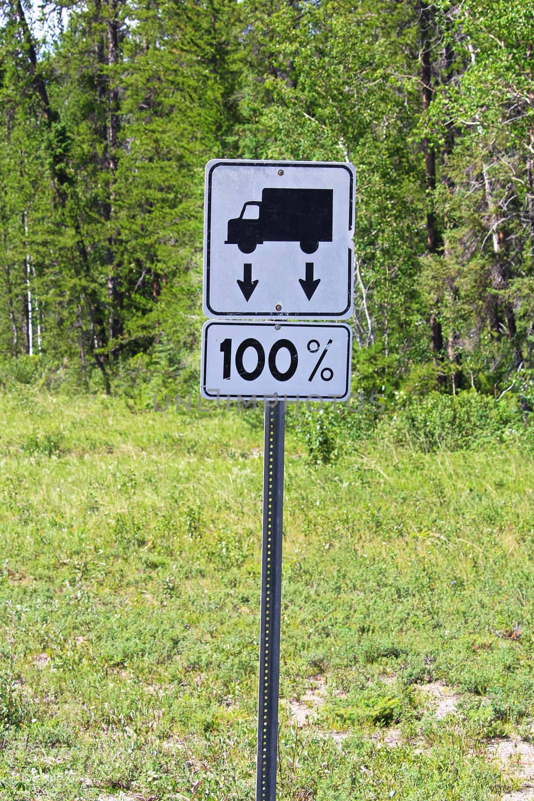 A road sign indicating that there currently are no load restrictions.