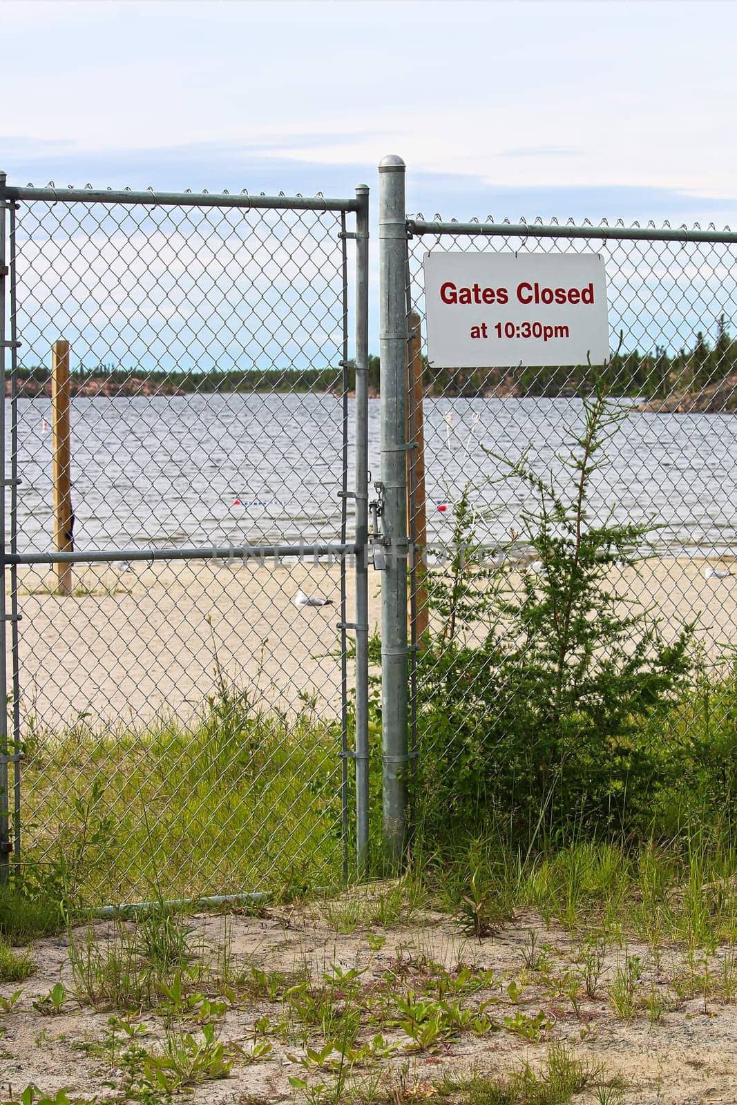 Gate closes at 10:30 pm sign at a beach.