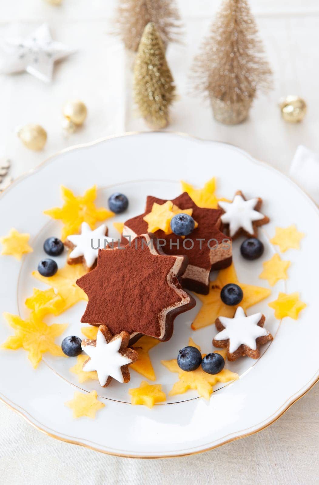 Star-shaped ice cream with cinnamon cookies, blueberries and persimmon