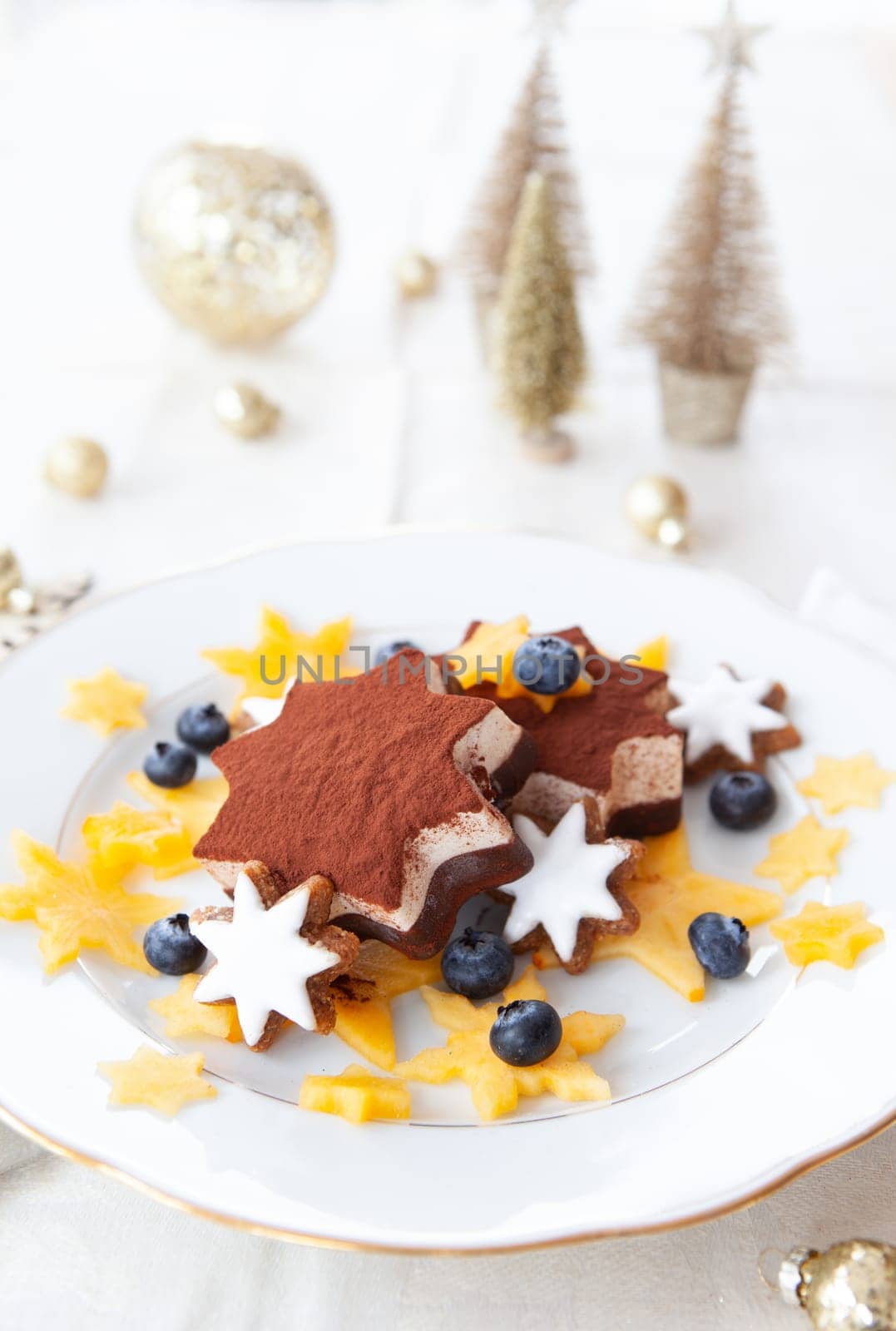 Star-shaped ice cream with cinnamon cookies, blueberries and persimmon