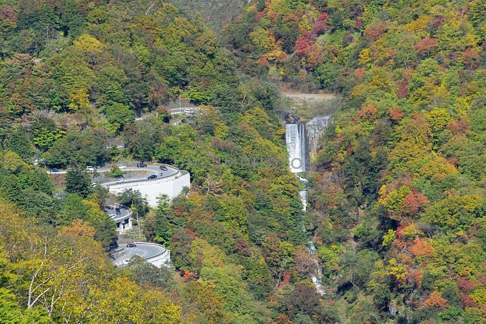 Akechidaira Plateau is located near the top of the ascending Irohazaka Winding Road. At the plateau, there is a parking lot with a free observation area that offers nice views onto the Irohazaka and the valley below. During autumn, this becomes a popular autumn color spot as fall colors spread across the landscape.