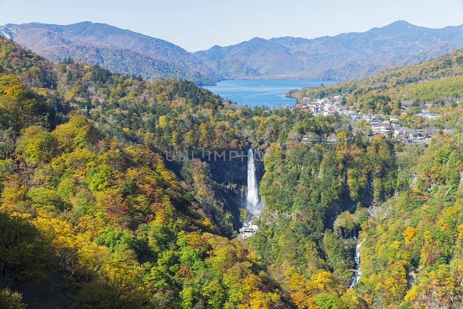 Akechidaira Plateau is located near the top of the ascending Irohazaka Winding Road. At the plateau, there is a parking lot with a free observation area that offers nice views onto the Irohazaka and the valley below. During autumn, this becomes a popular autumn color spot as fall colors spread across the landscape.