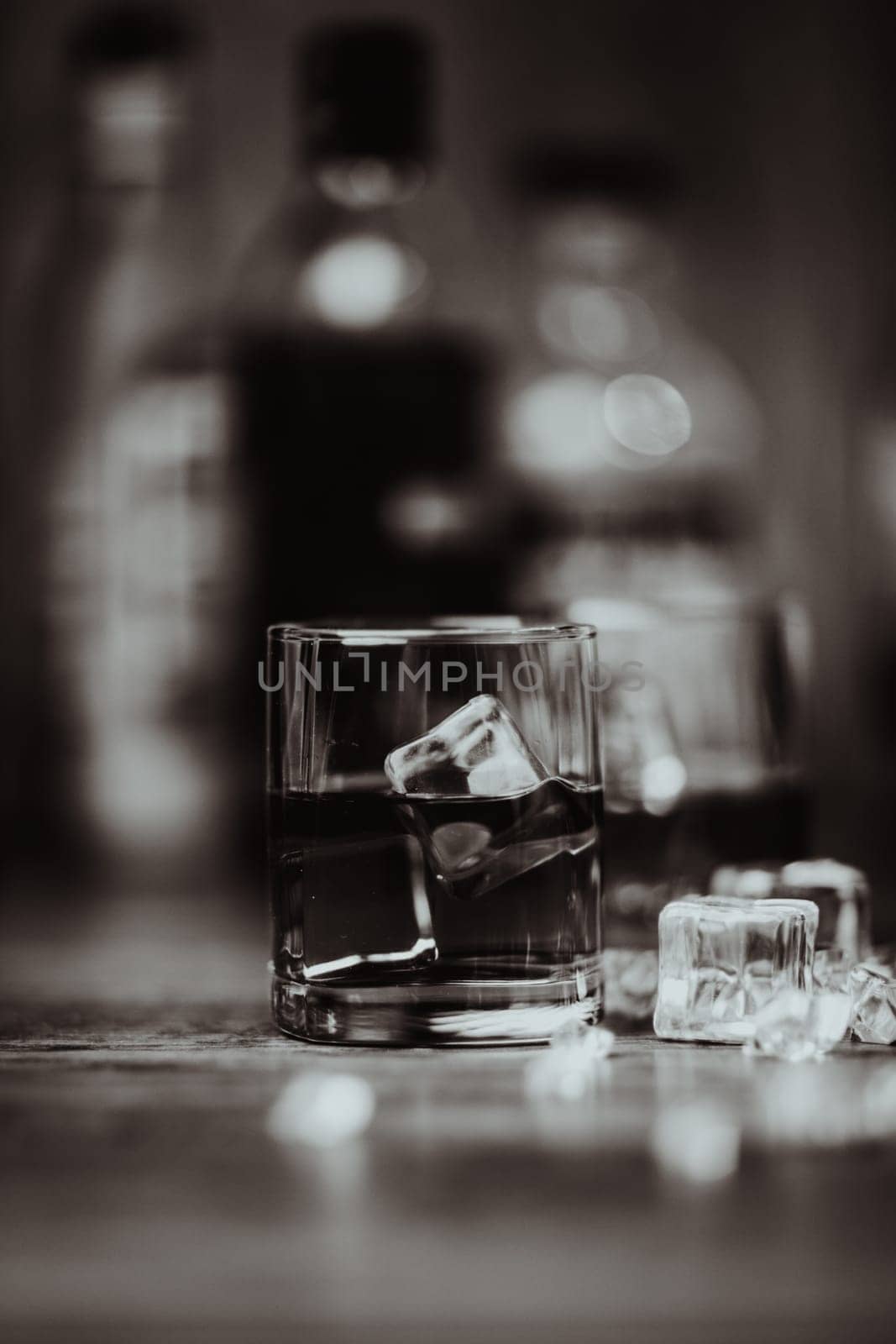 2 glasses of whiskey black and white