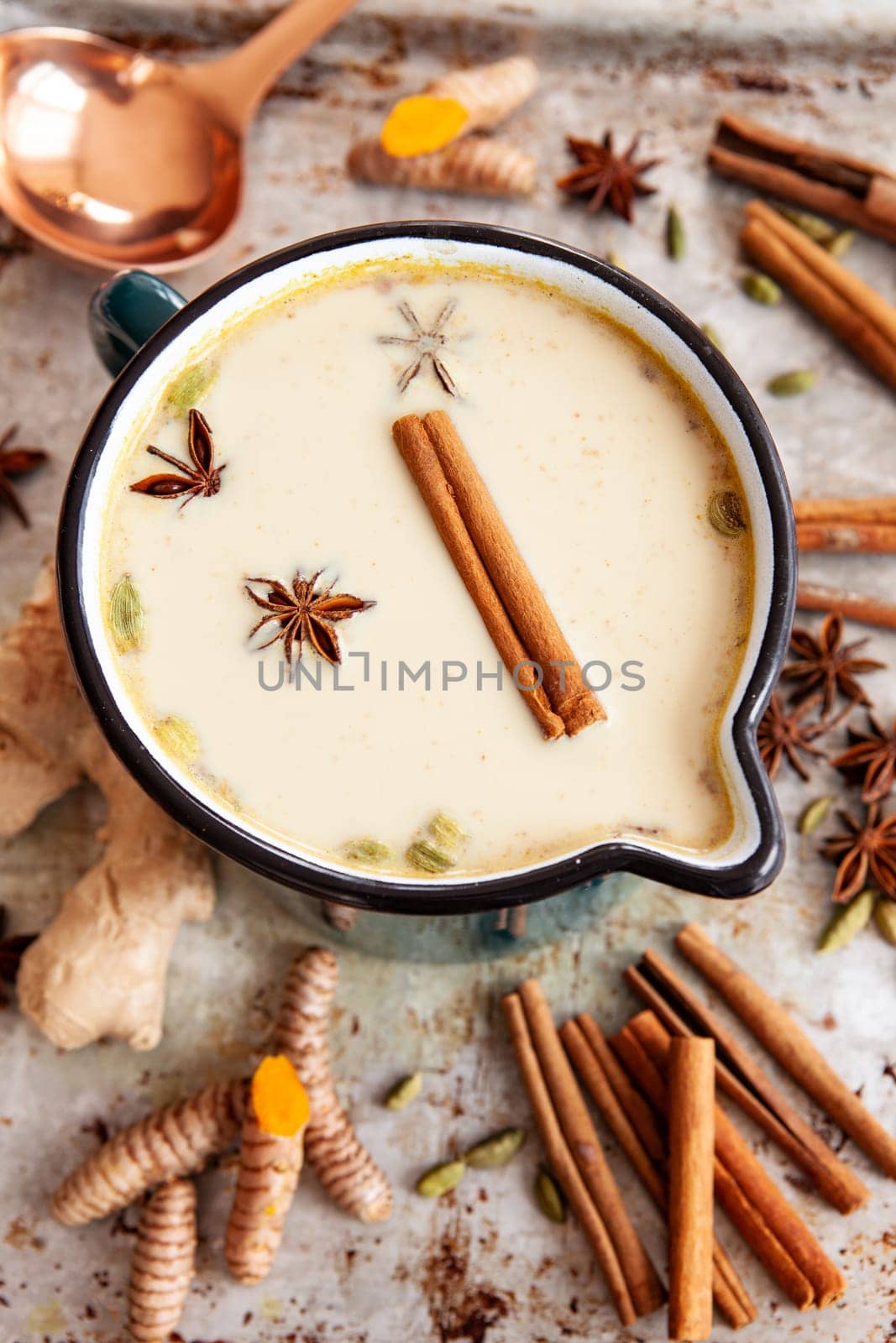 Ein Topf mit Chai Tee mit verschiedenen Gewuerzen