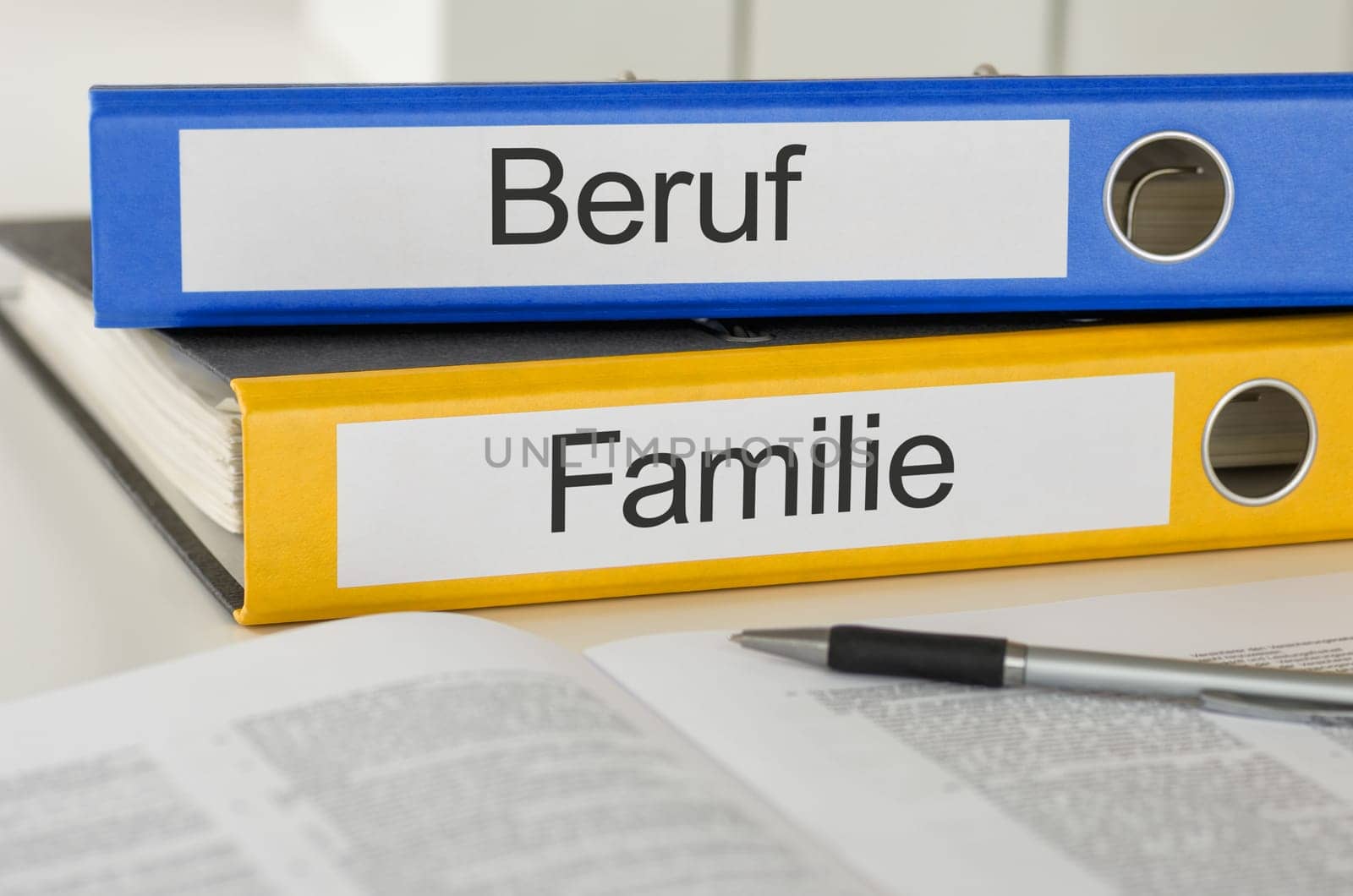 Folders with the german label Beruf und Familie - Family and Career