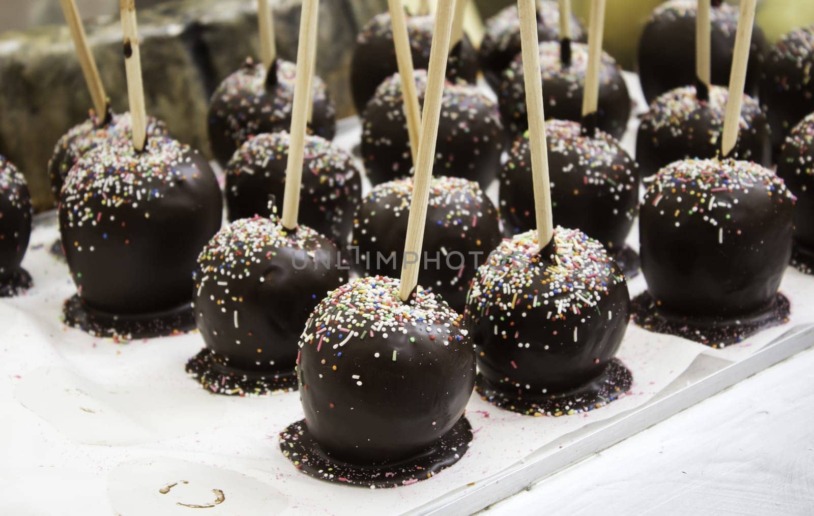Caramelized chocolate apples with sweet shavings, desserts and events