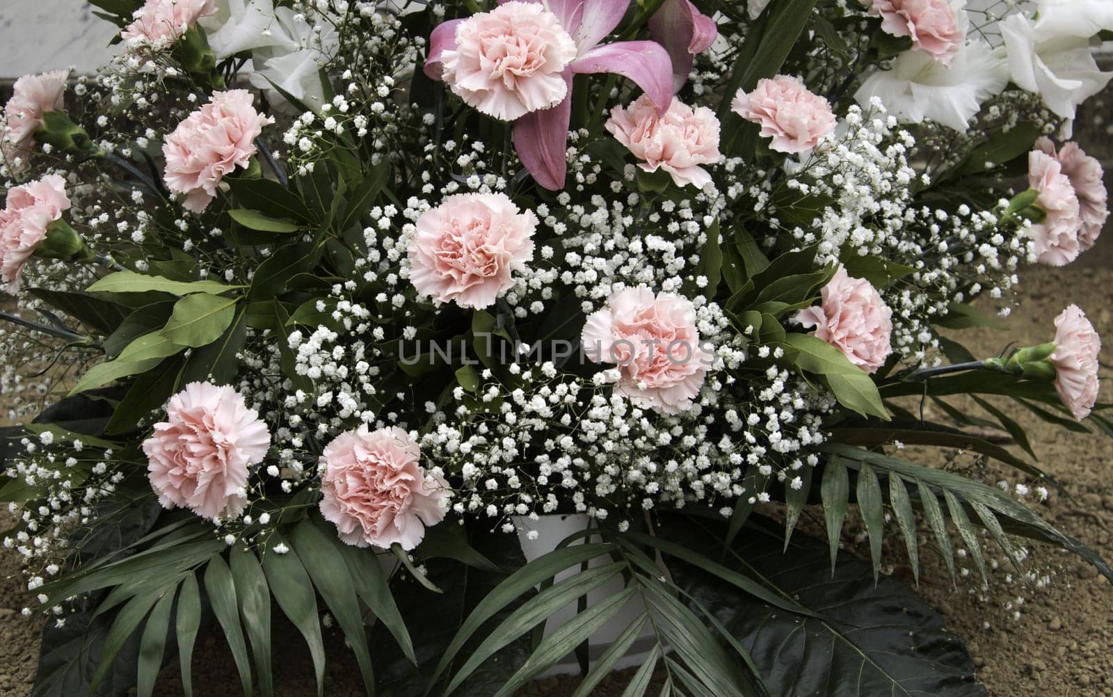 Center Grooms roses in bridal table, celebration