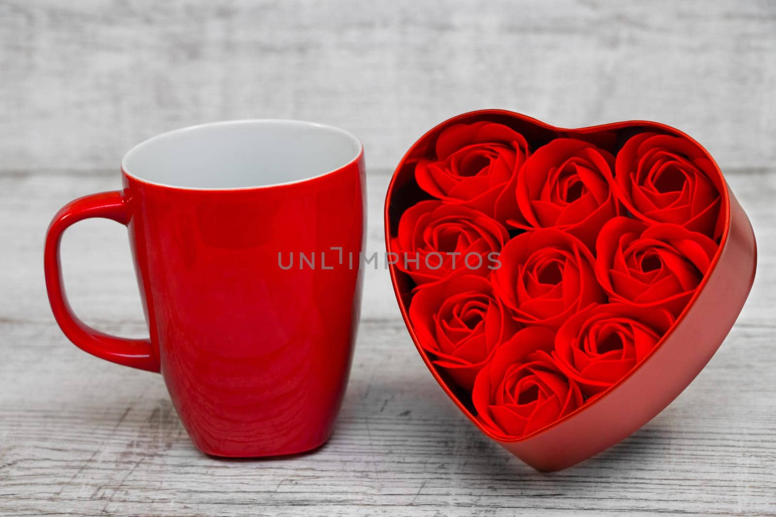 Shiny Red coffee cups and red heart roses