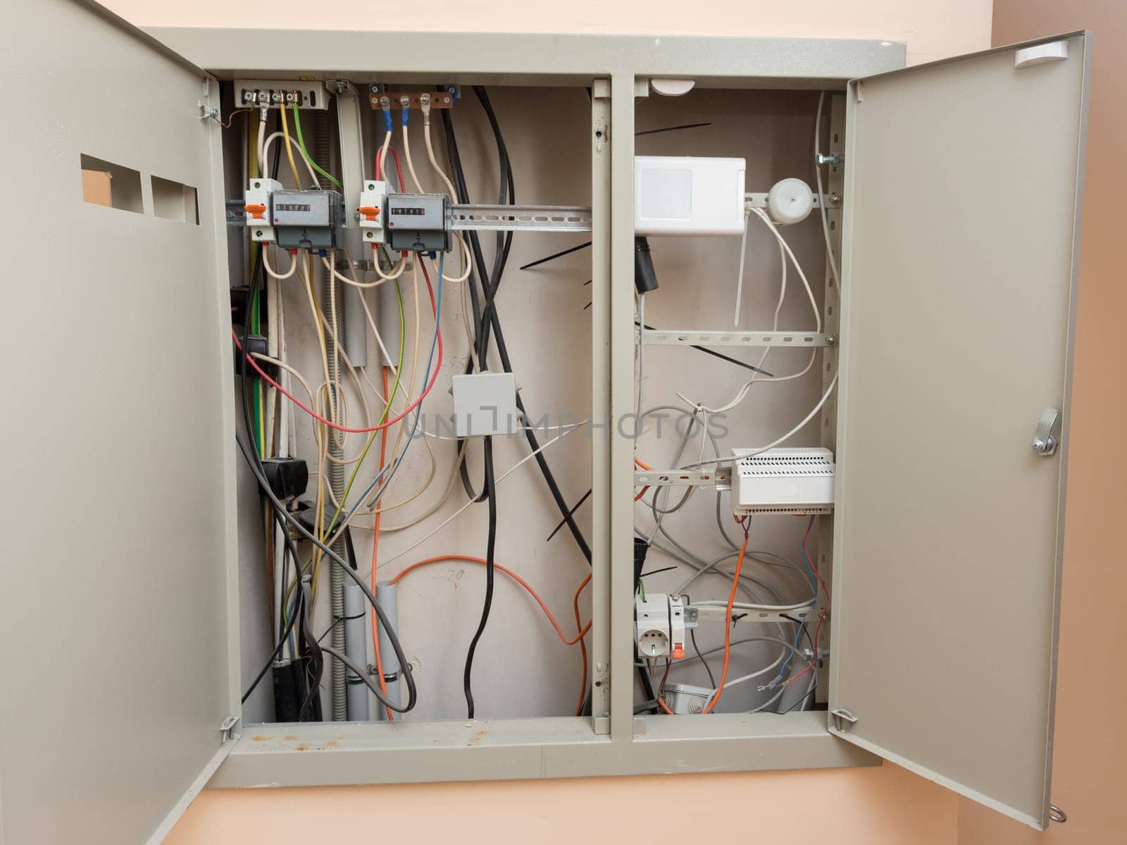 The device of an electric guard with two counters and the fire alarm system