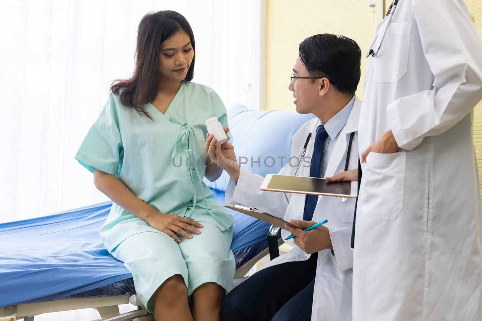 Doctor give medicine for treatment to patient.