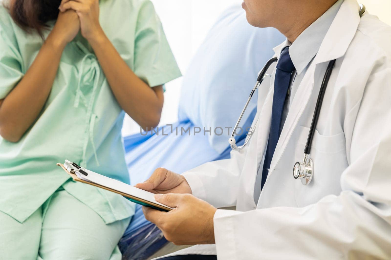 Doctor explaining treatment method to inpatient.