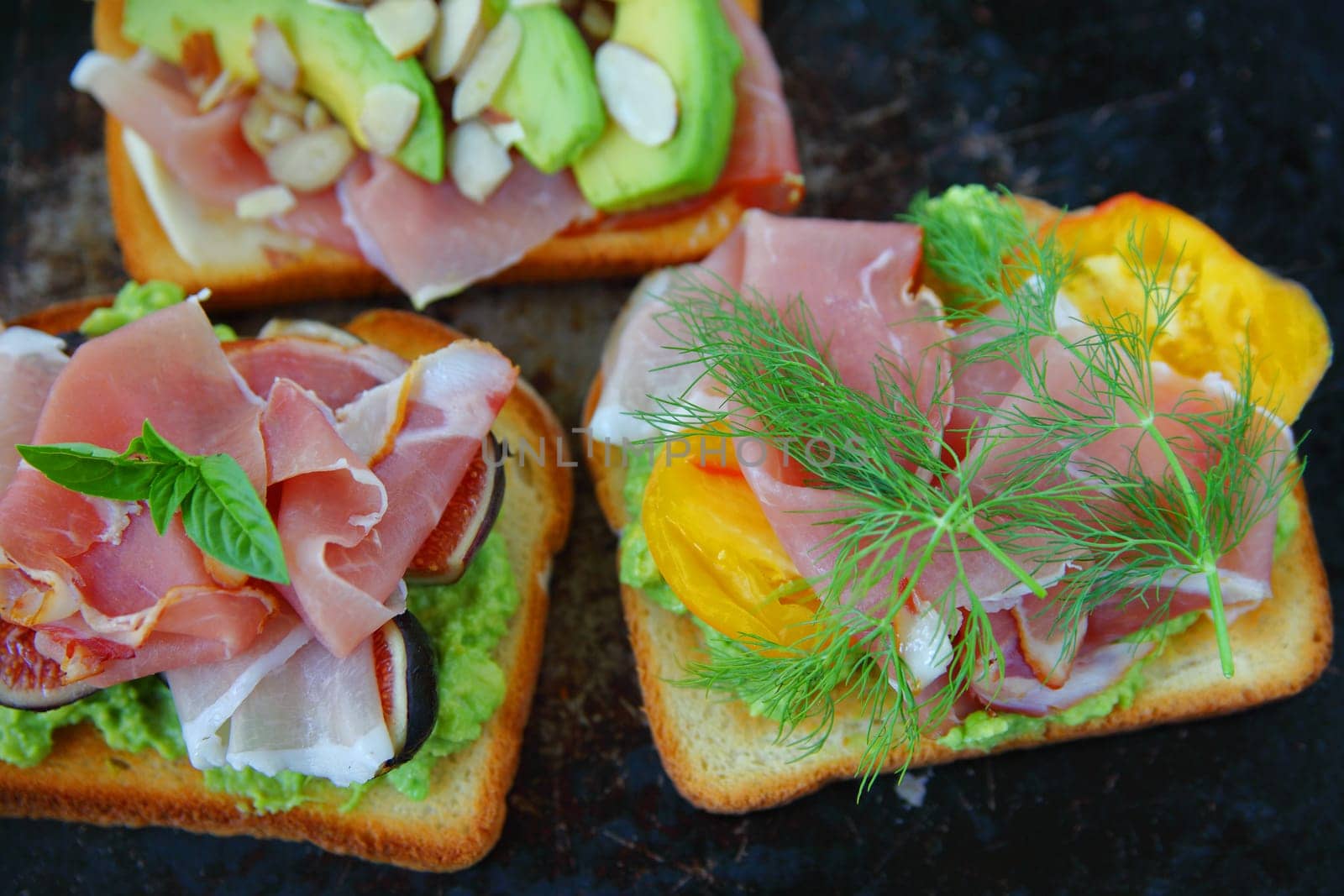 Open-faced sandwiches with tomato, figs, avocado and dill