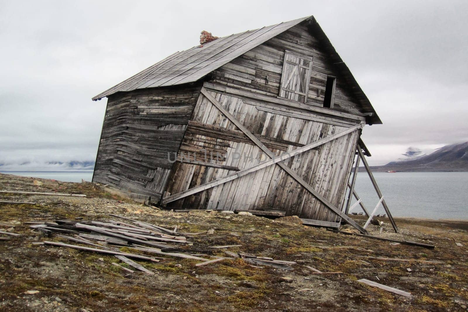 Spitzbergen, old crooked wooden hut anno 1904, Recherchefjorden, Snatcherpynten