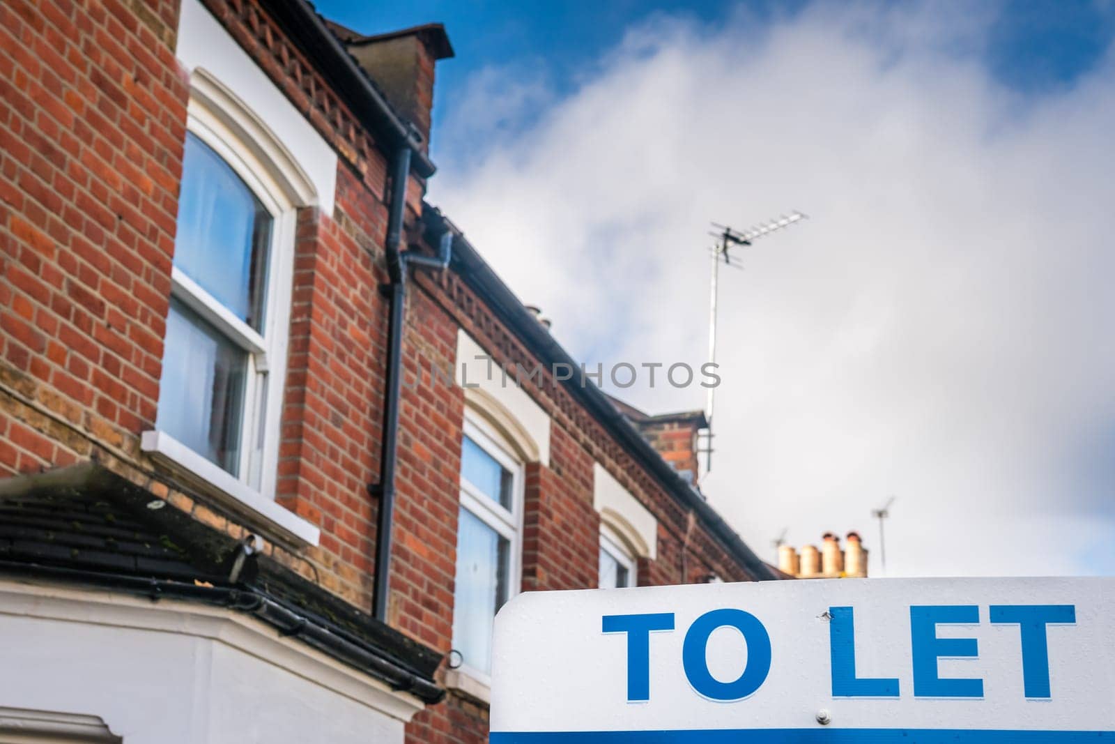 To let sign in front of a real estate victorian property in a London suburb