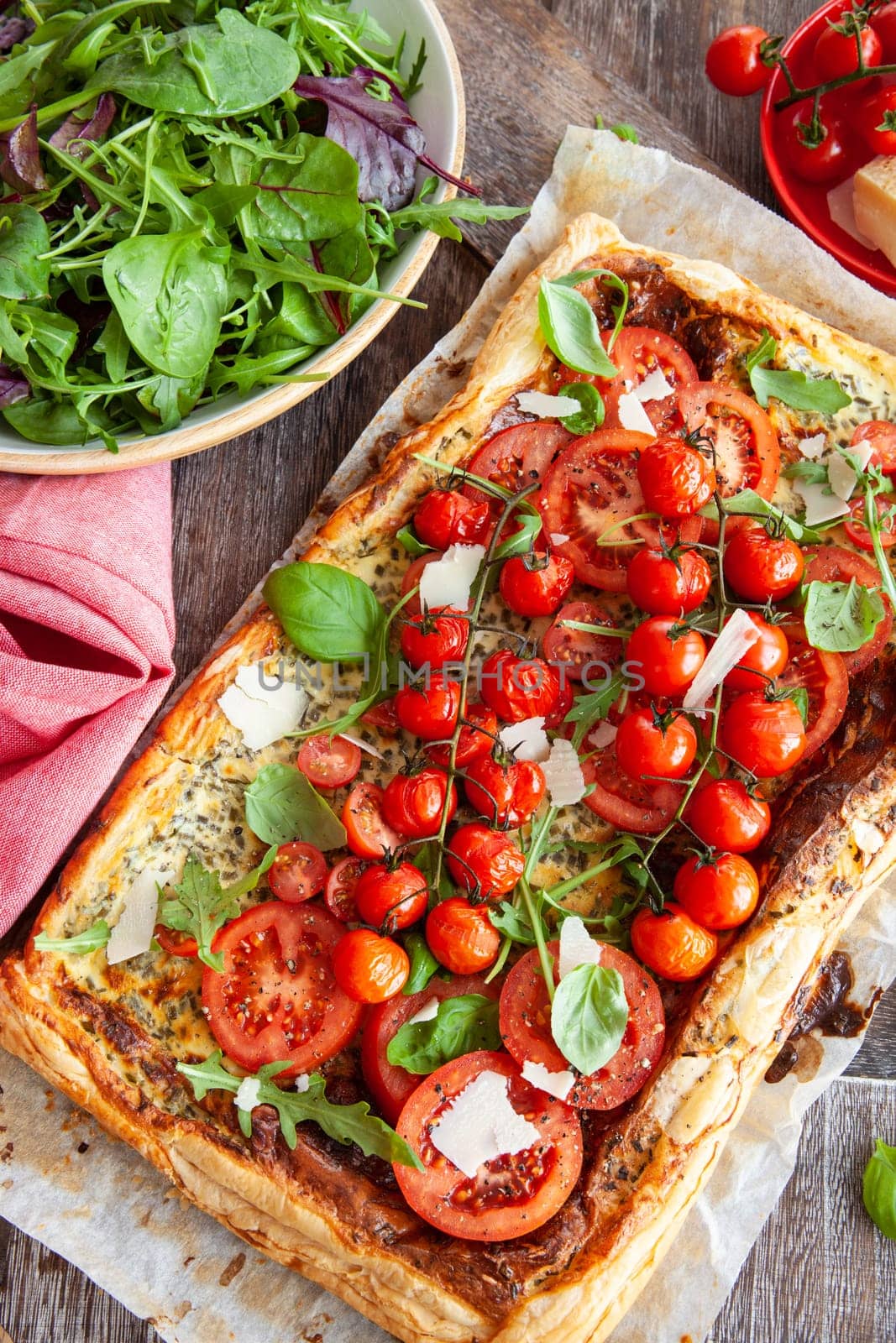 Savoury pastry with fresh tomatoes, arugula and basil