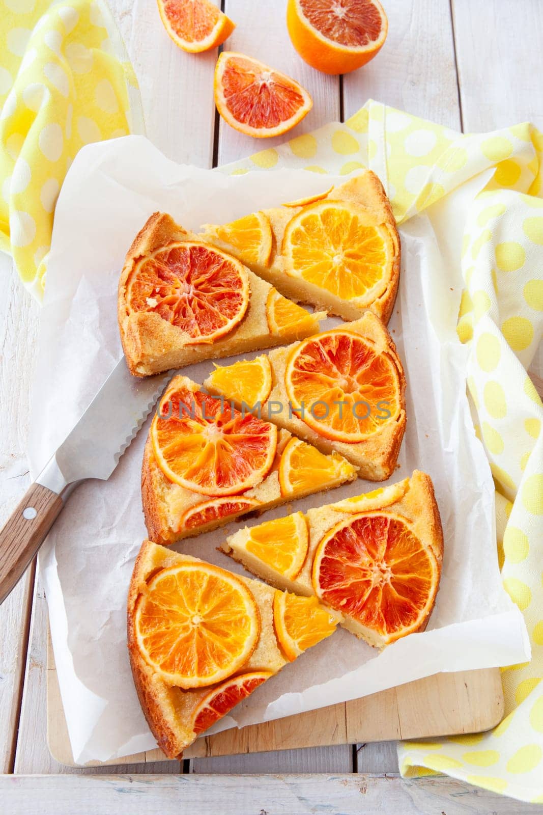 Fruity sponge cake with fresh candied oranges