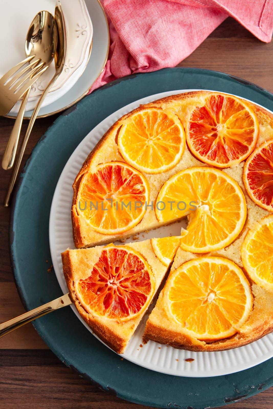 Fruity sponge cake with fresh candied oranges