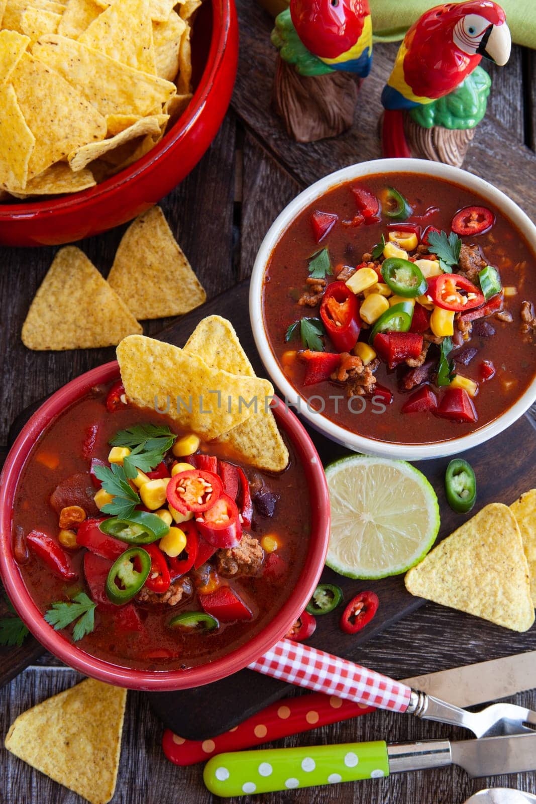 Spicey hot chili con carne with tortilla chips