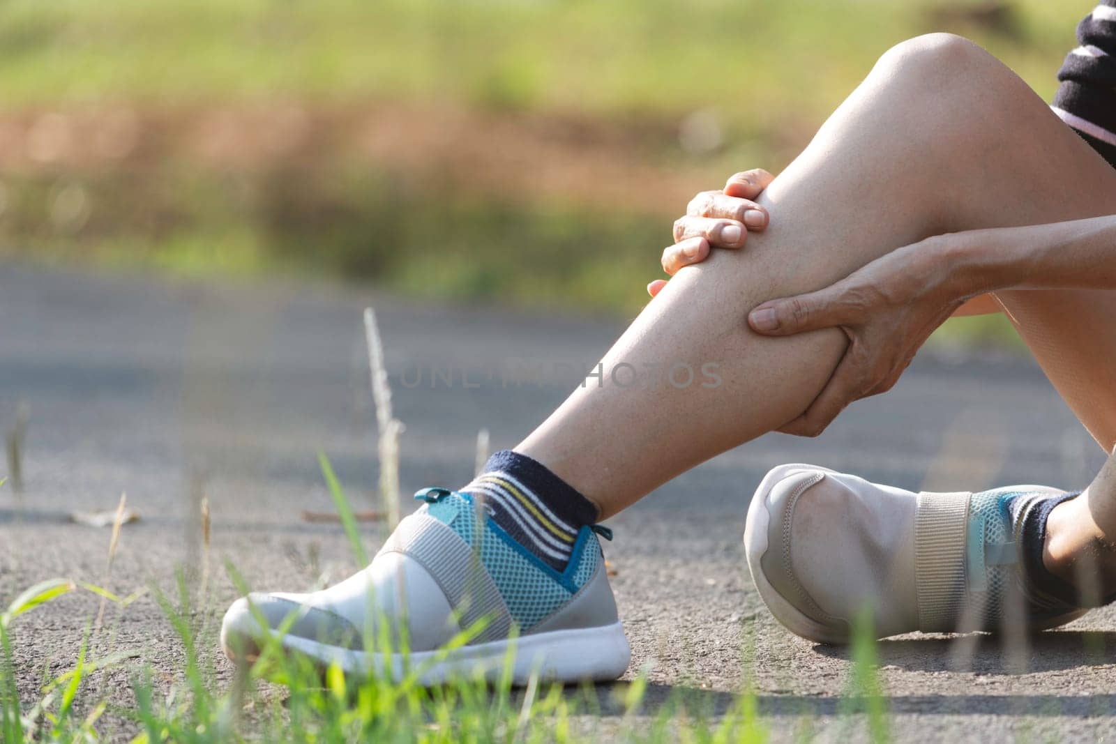 The female clings to a bad leg. The pain in her leg. Health and painful concept.