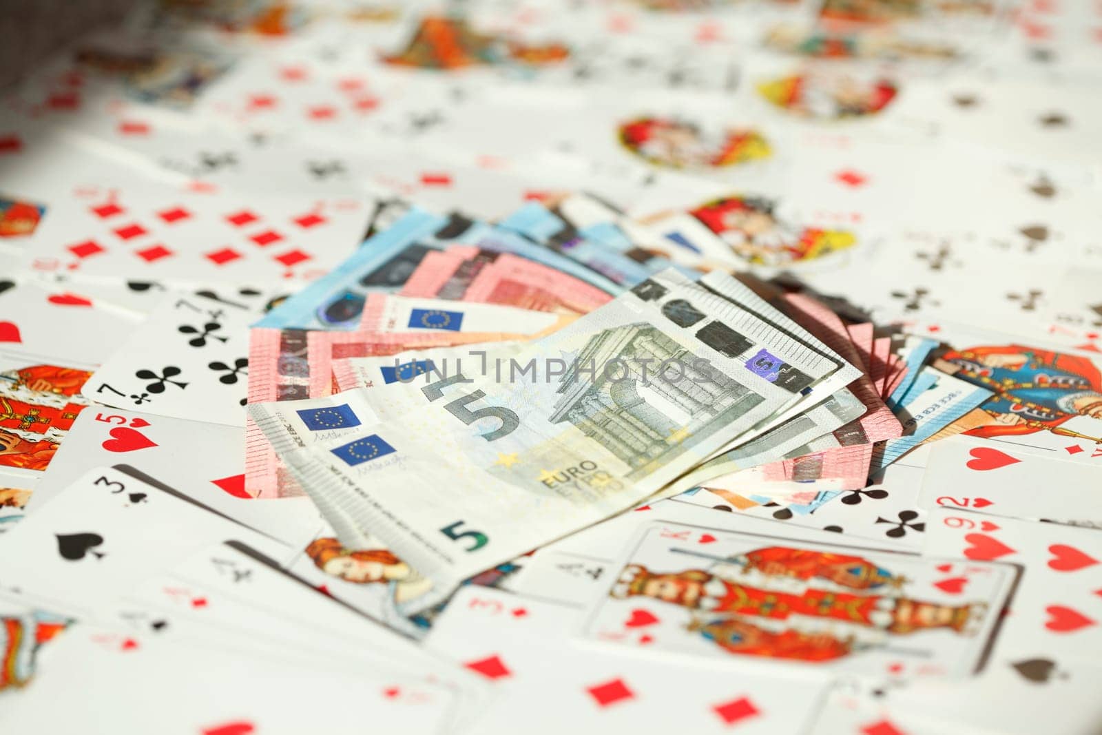 Vier Asse, Diverse bunte Spielkarten, Euro-Banknoten, Hintergrundbild, abstrakt