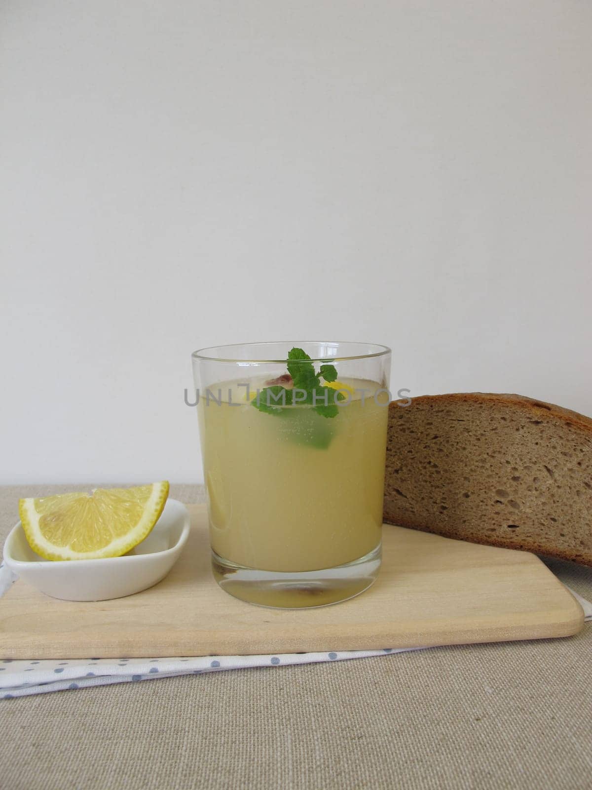 Kvass, homemade bread beer with lemon and mint