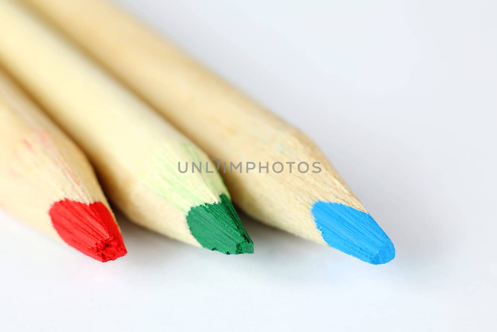 Crayons with wooden sheath suitable for grinding and drawing