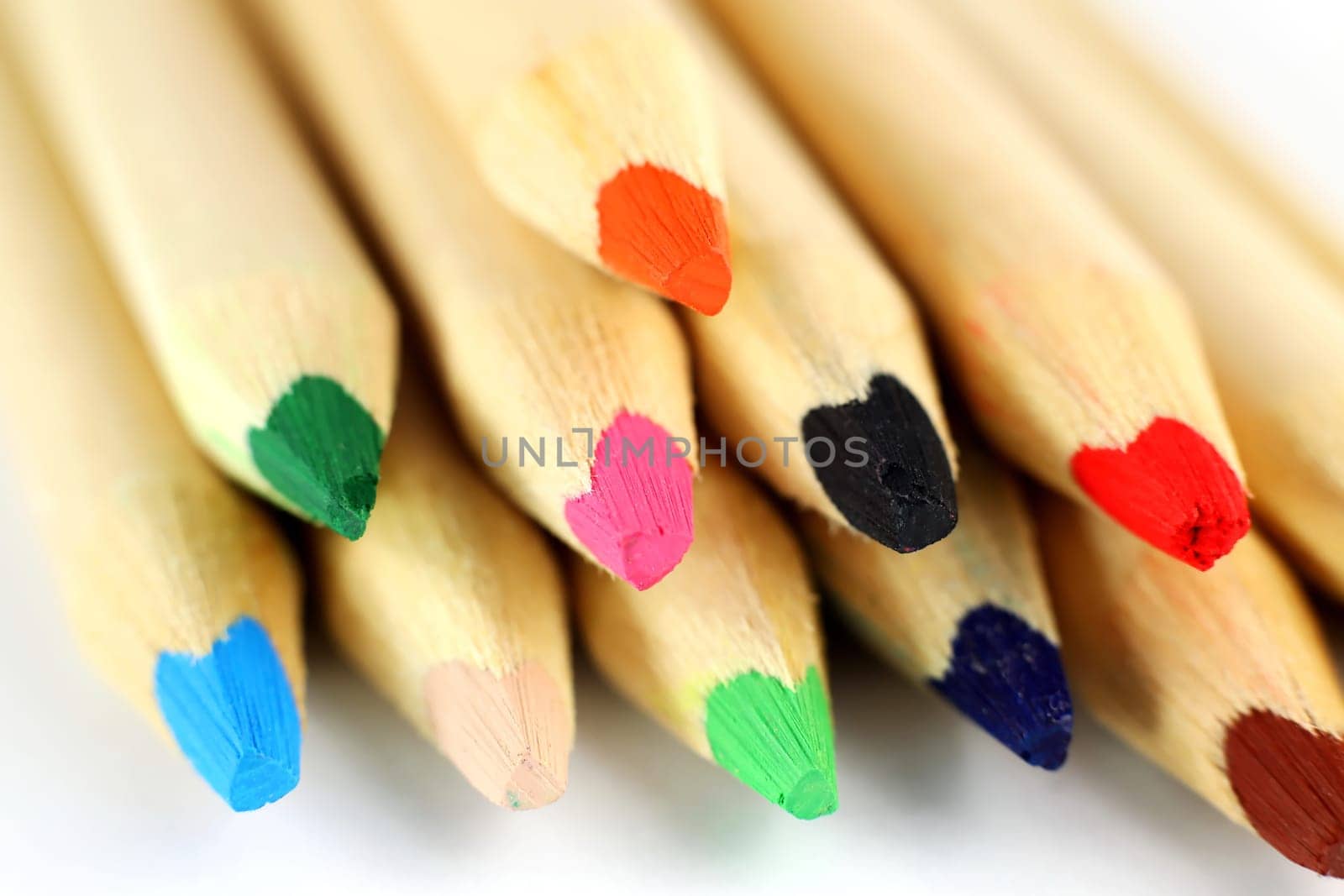 Crayons with wooden sheath suitable for grinding and drawing