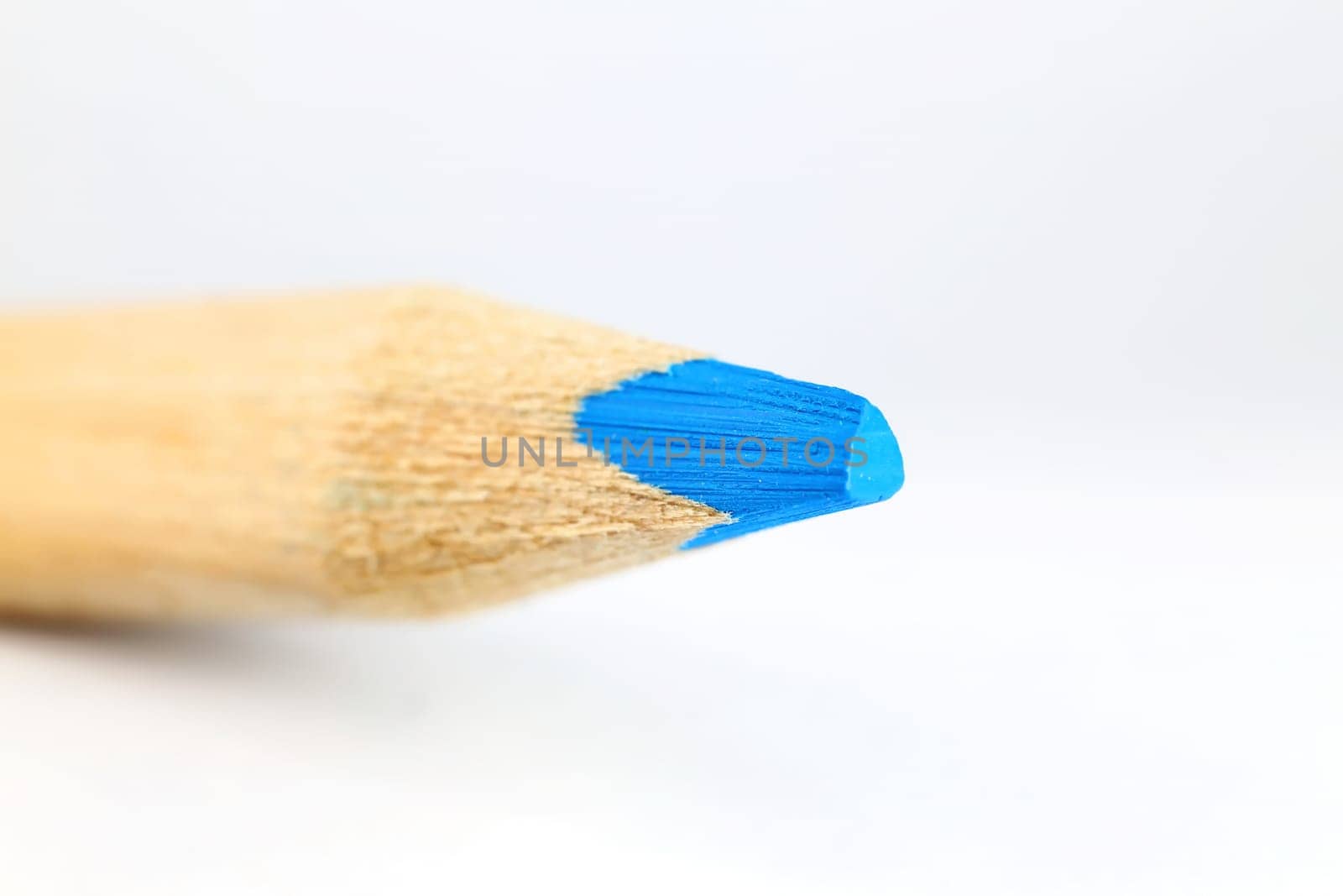 Crayons with wooden sheath suitable for grinding and drawing