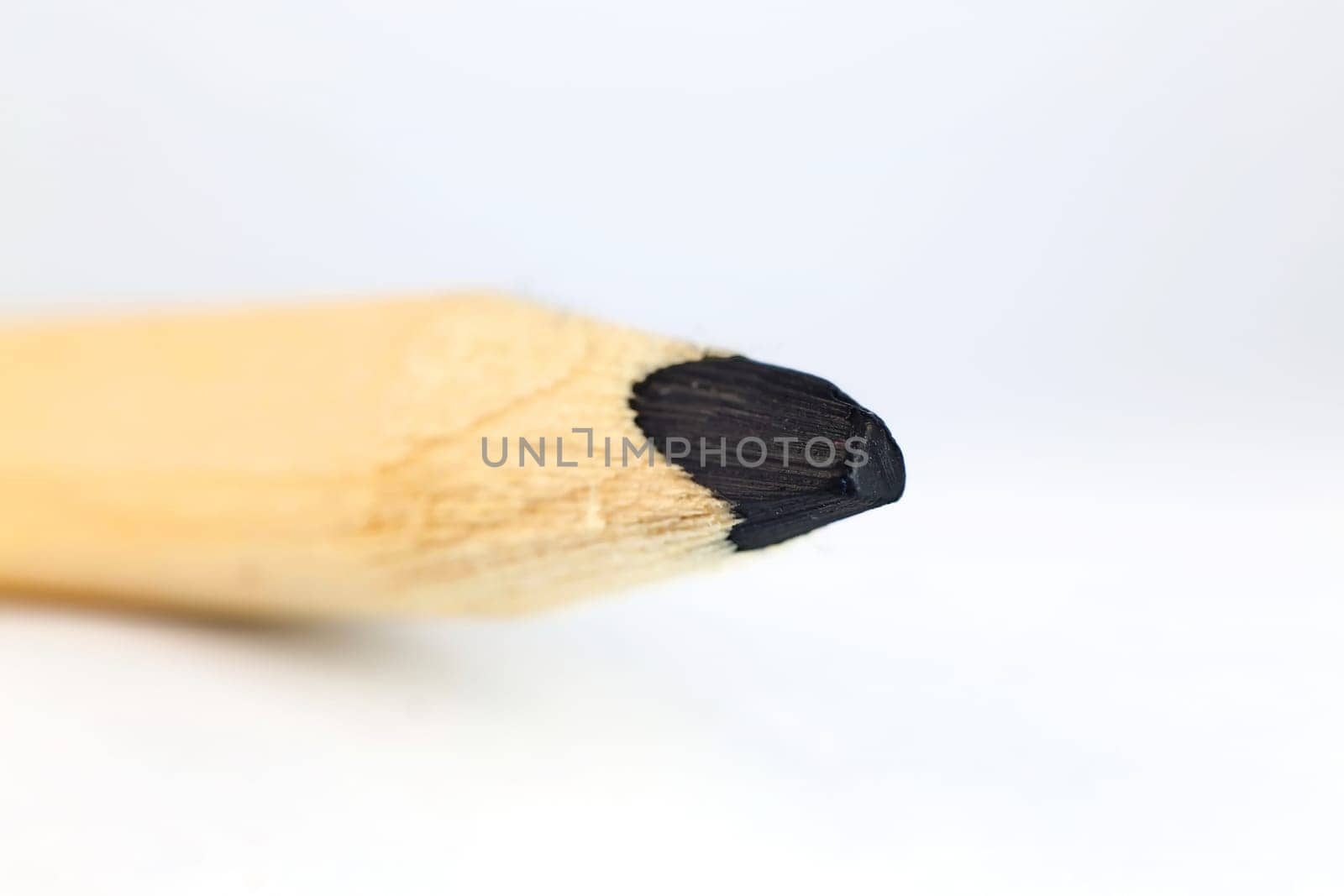 Crayons with wooden sheath suitable for grinding and drawing
