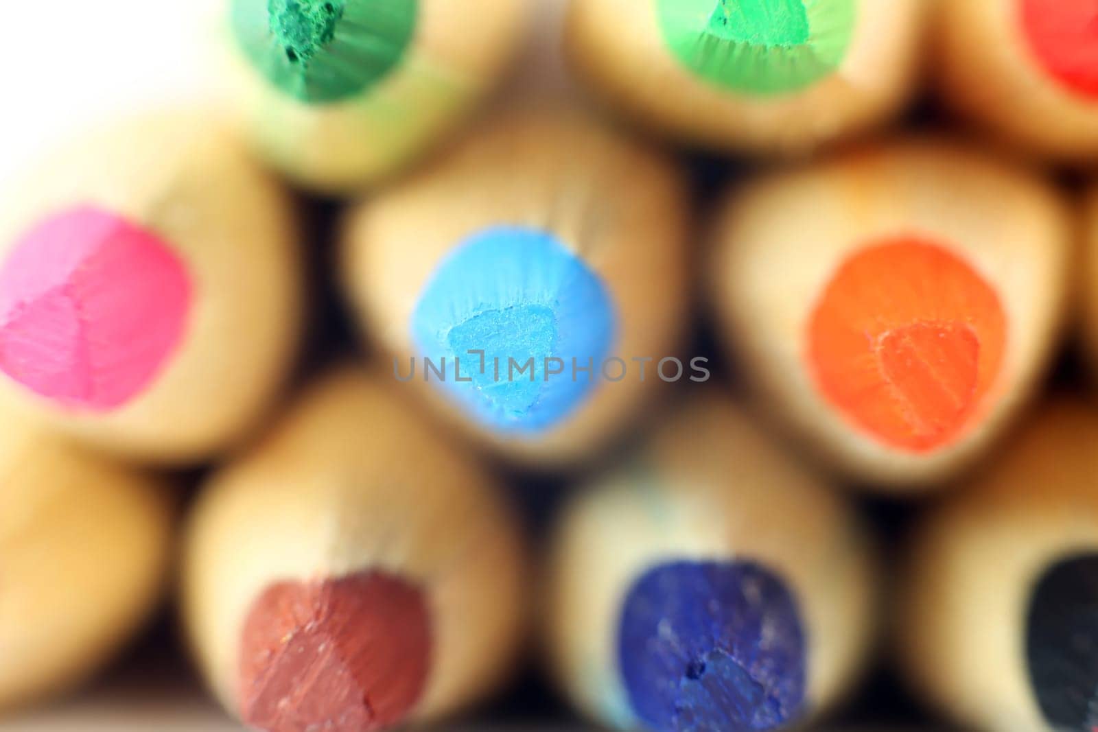 Crayons with wooden sheath suitable for grinding and drawing