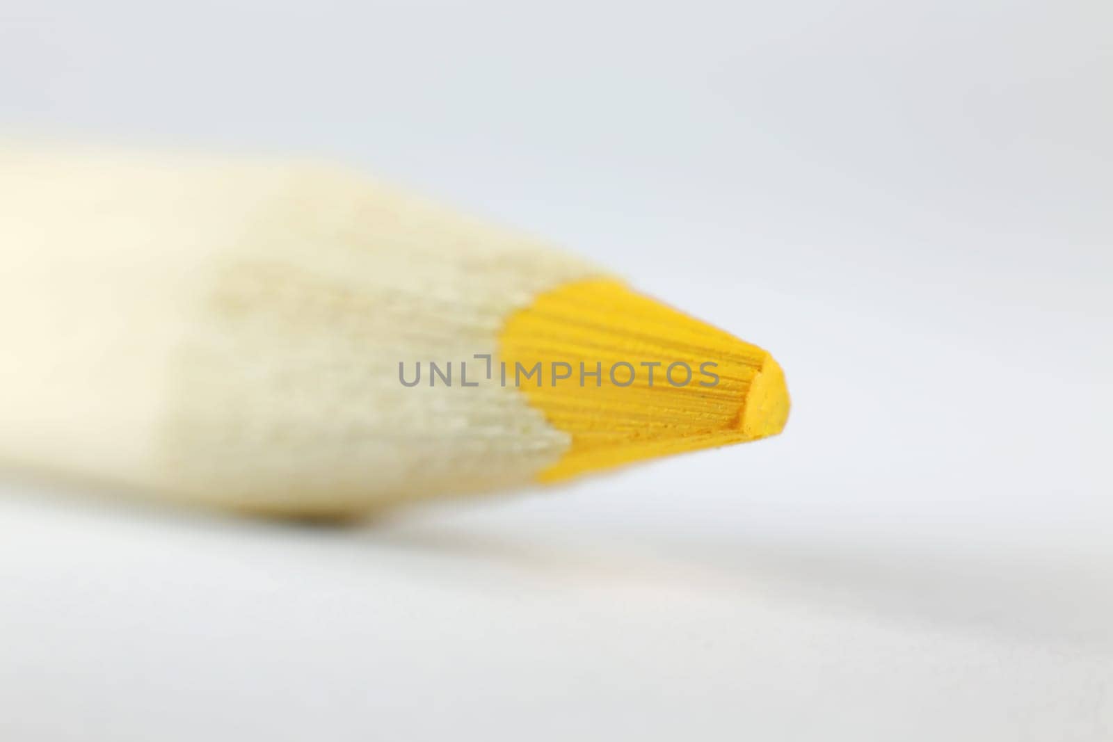Crayons with wooden sheath suitable for grinding and drawing
