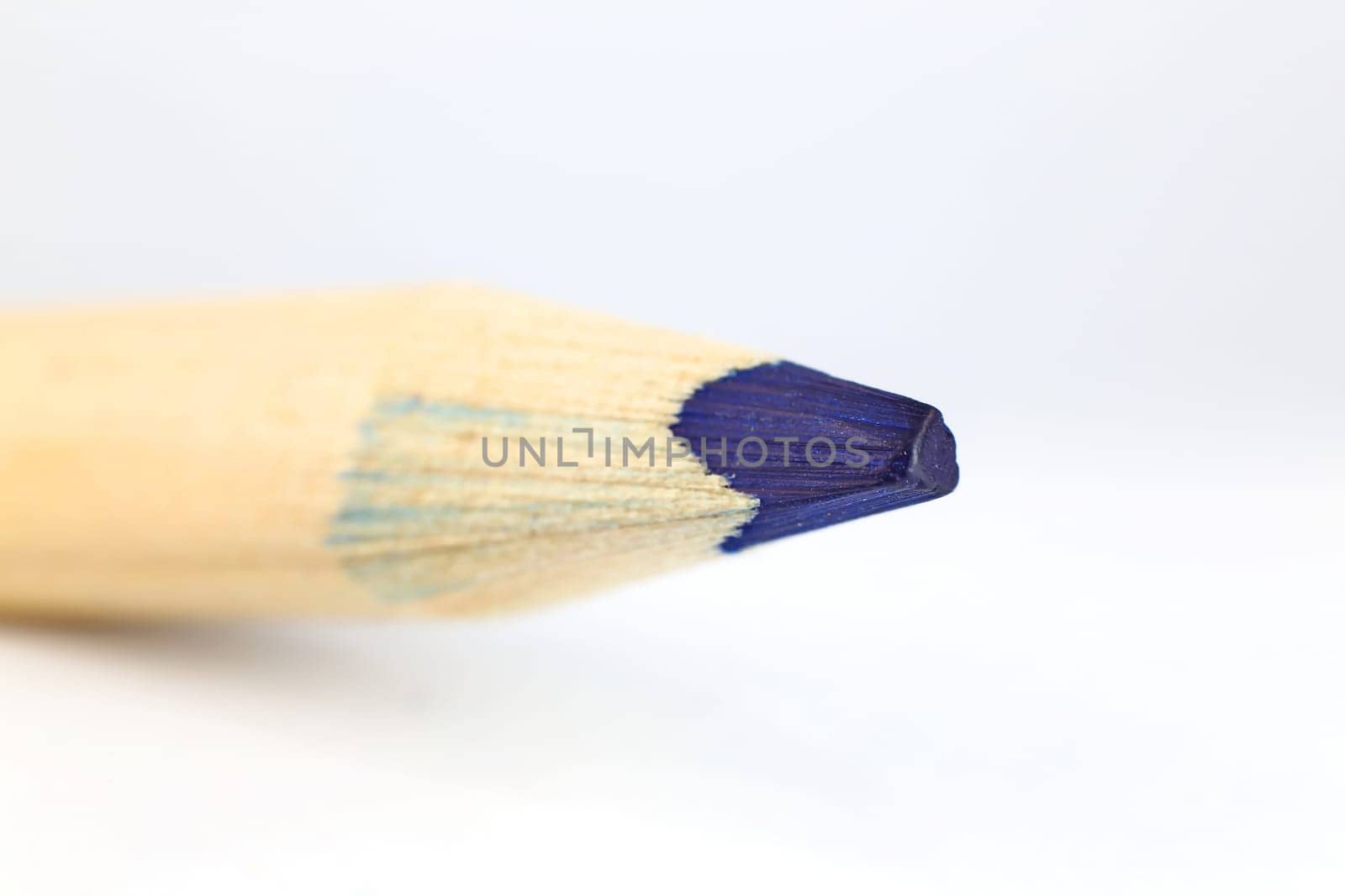 Crayons with wooden sheath suitable for grinding and drawing