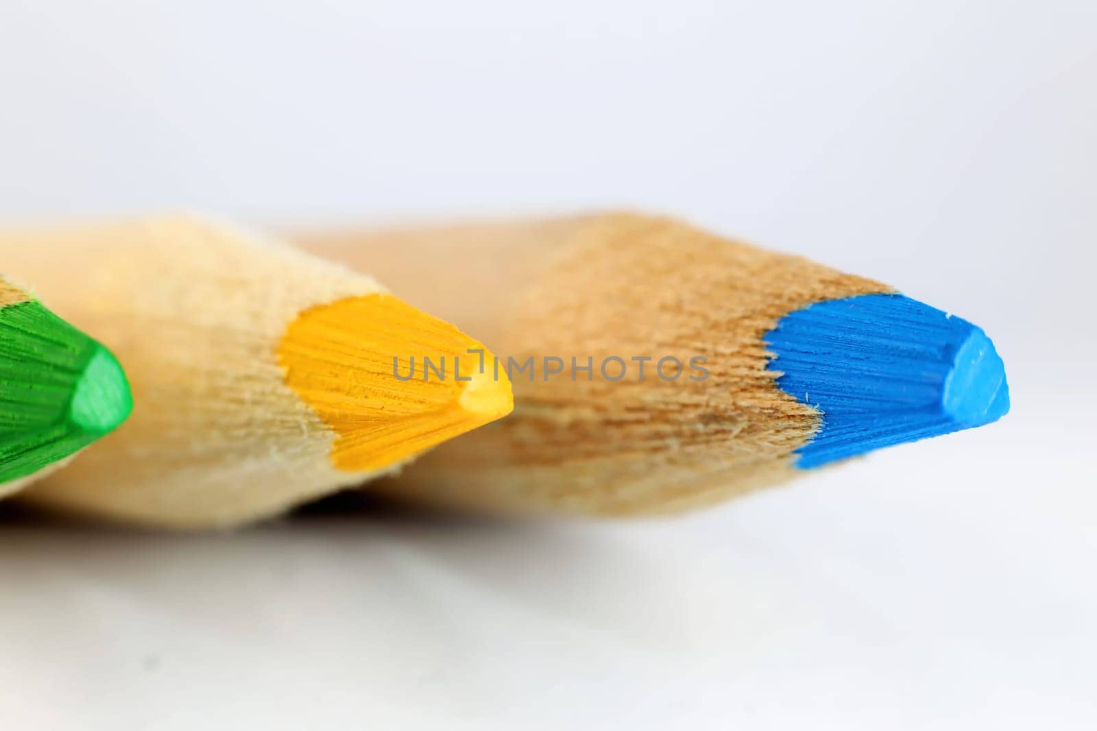 Crayons with wooden sheath suitable for grinding and drawing