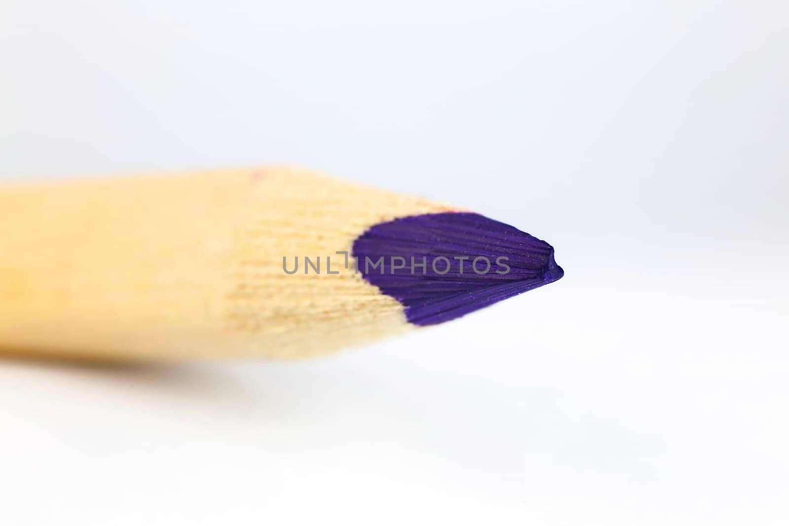 Crayons with wooden sheath suitable for grinding and drawing