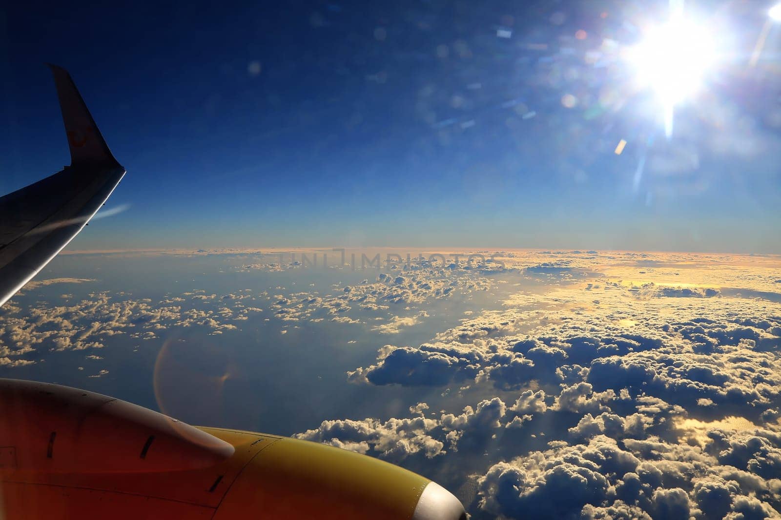 Window seat, a flight in the sunset