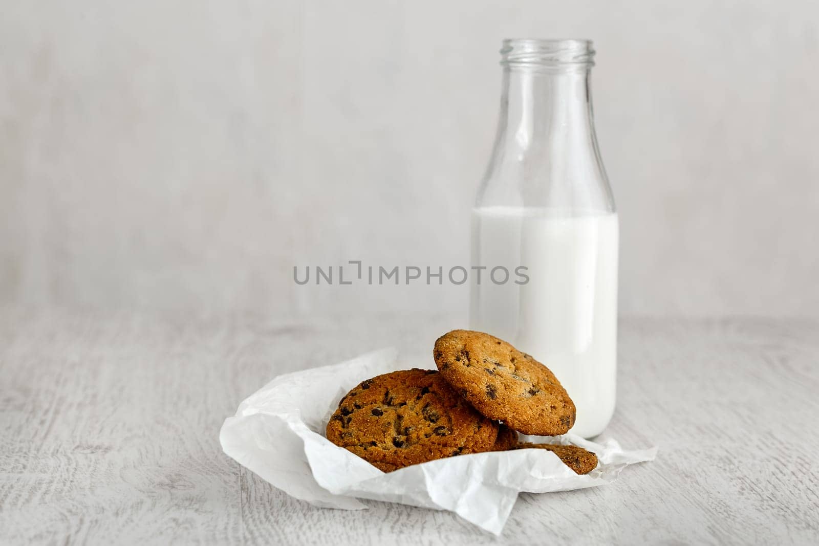 Oatmeal Raisin CookiesOatmeal cookies with raisins and a bottle of milk