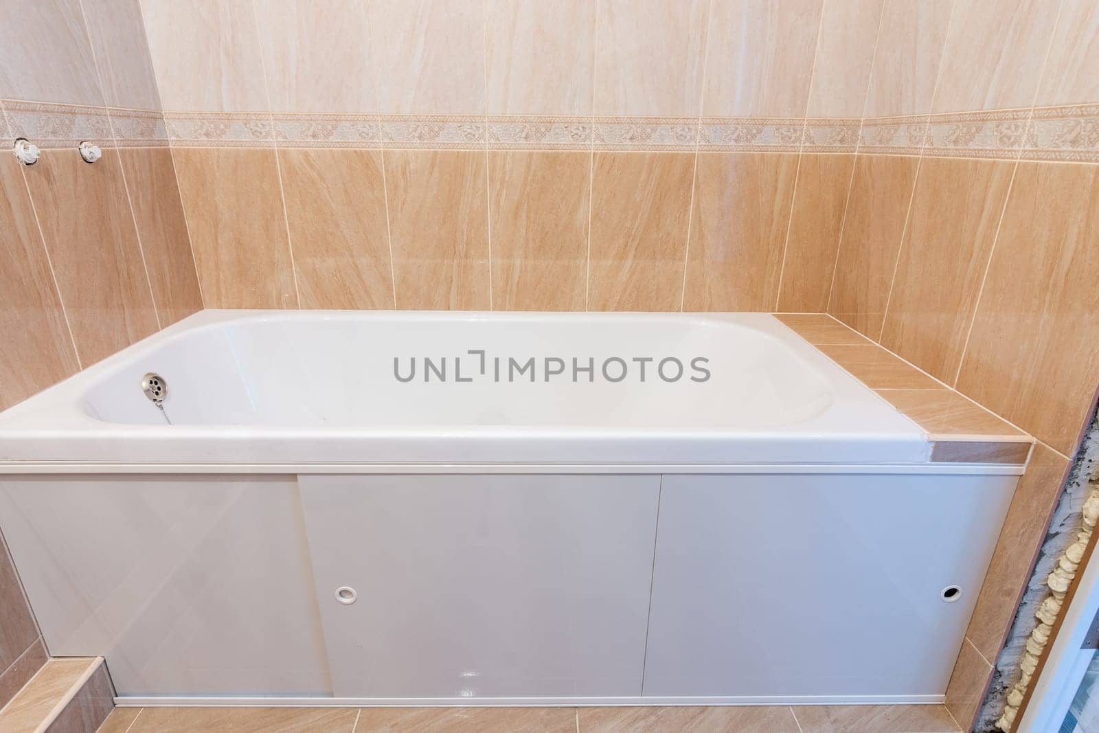 Small bathroom in the bathroom of the apartment