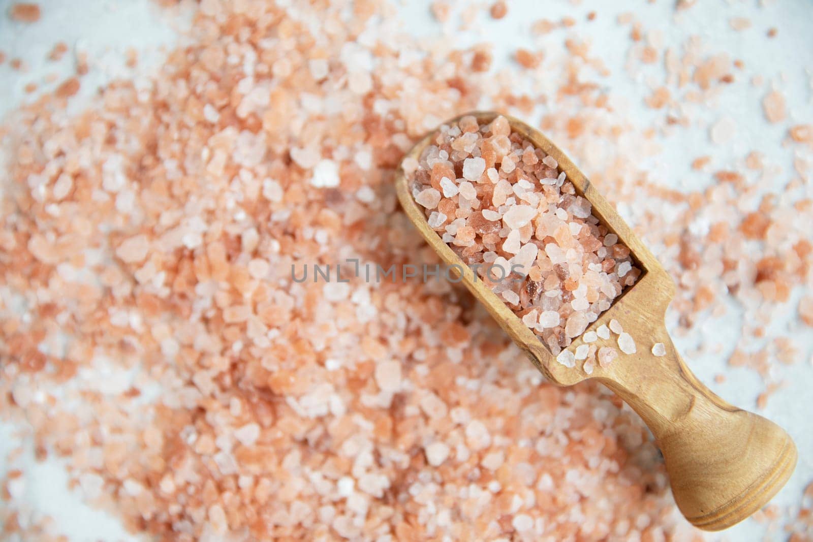 Pink Himilayan salt in wooden scoop, Flat lay