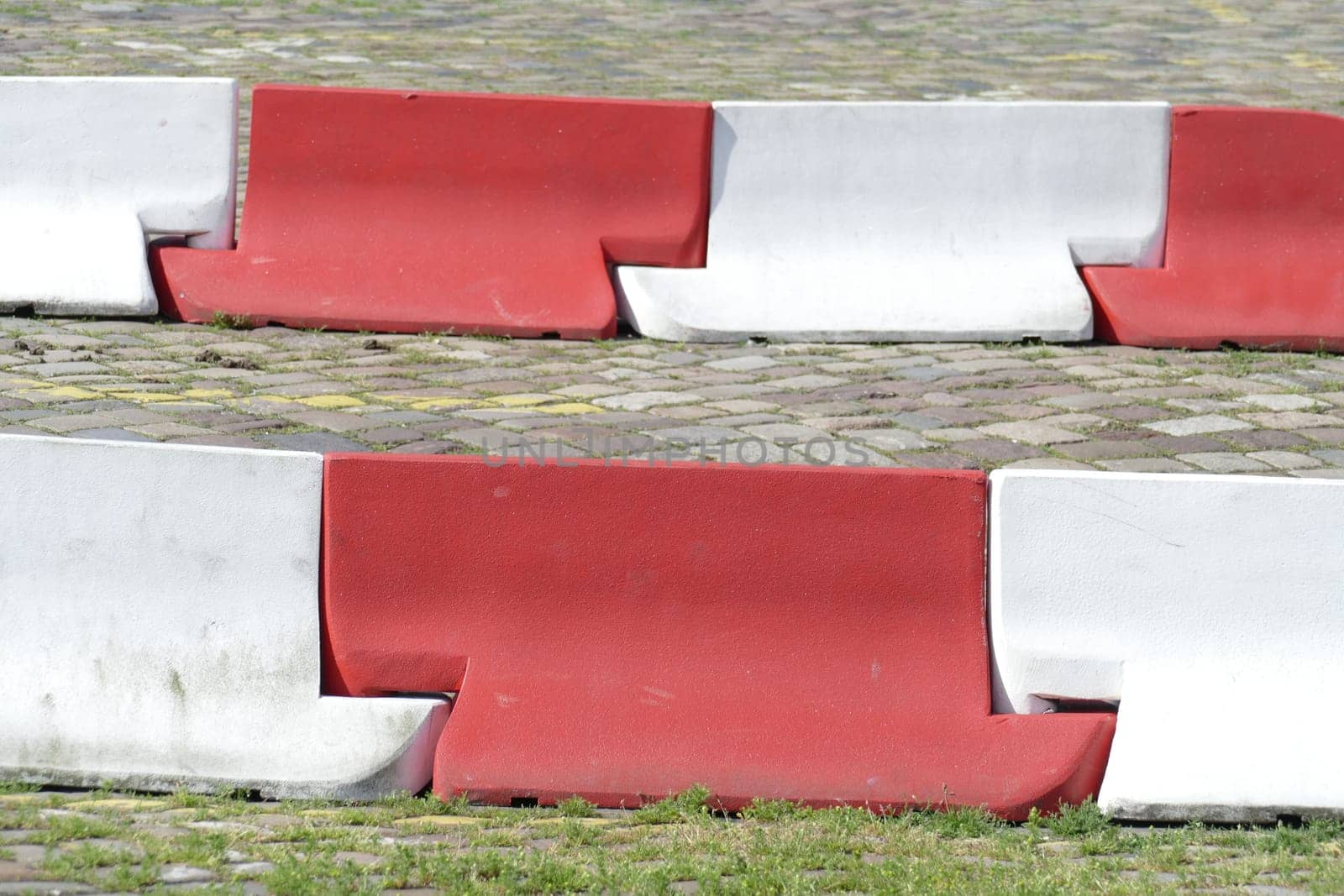 Restrictions with guide element in a parking lot