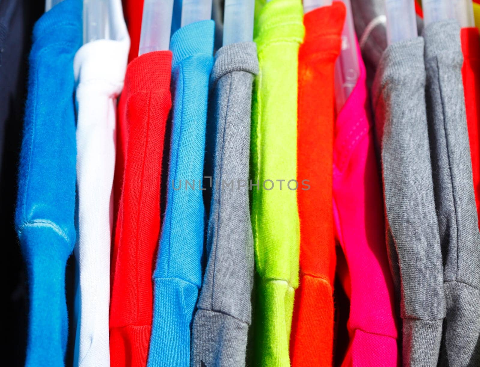 Bunte T-Shirts auf Kleiderbügeln hängend