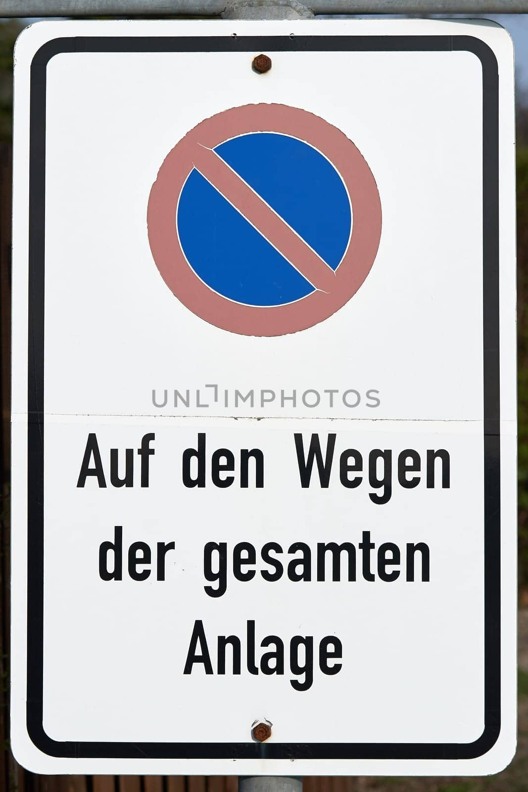 No parking sign with the note "No parking on the paths of the entire area"""