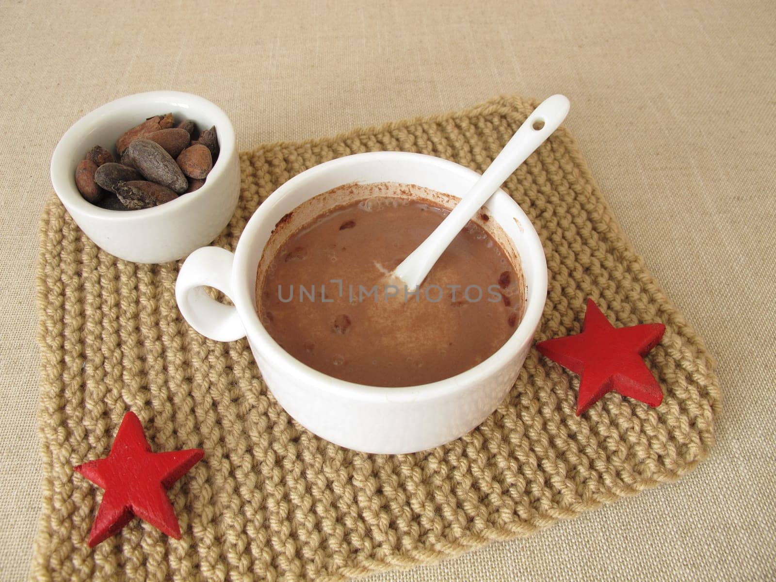 Roasted cocoa beans and hot chocolate without emulsifiers