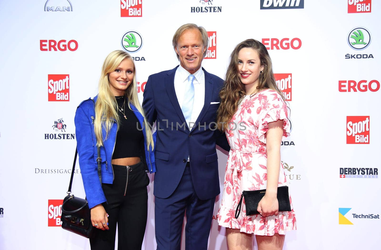 Gerhard Delling (C) with his daughters Katharina (L) and Luisa (R).Sport BILD Award 2019 at the Fischauktionhall Hamburg , 19.08.2019