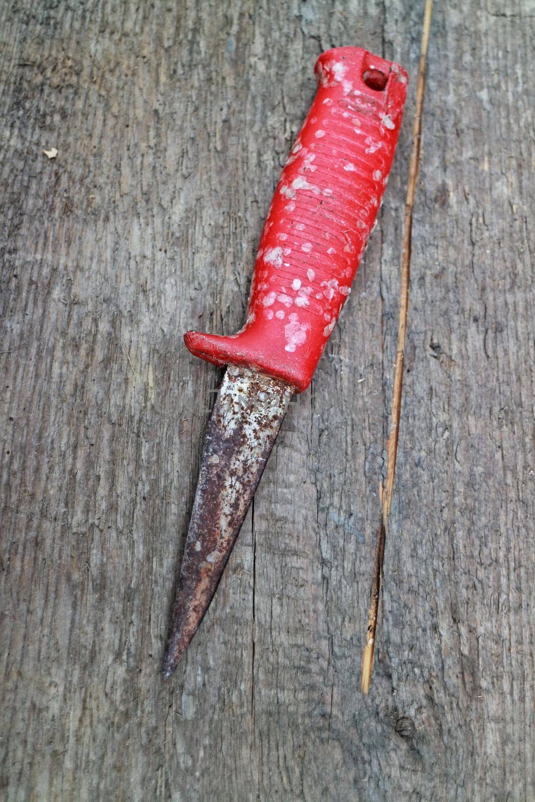 rusty blade of an old knife, hdr