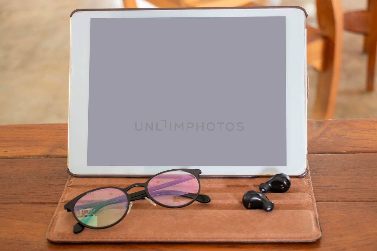 Online wireless device on wooden table, stock phto