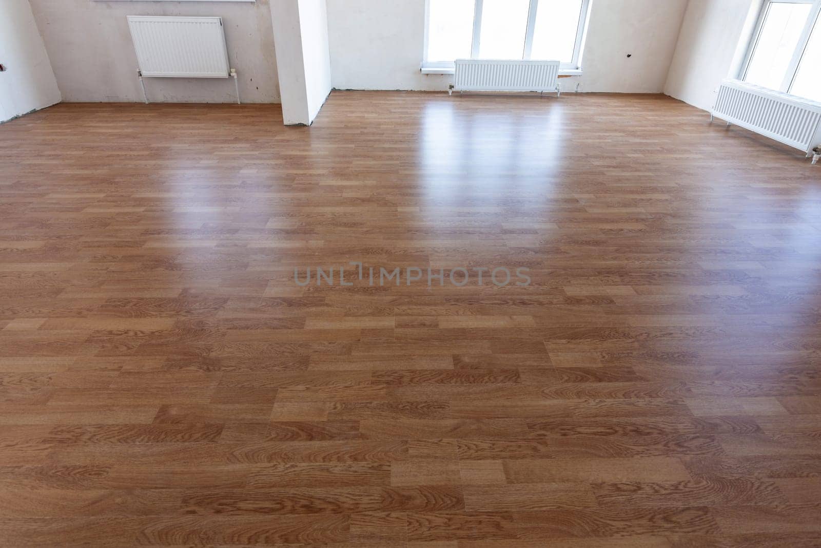 Laminate flooring in the interior of a spacious room in a new building