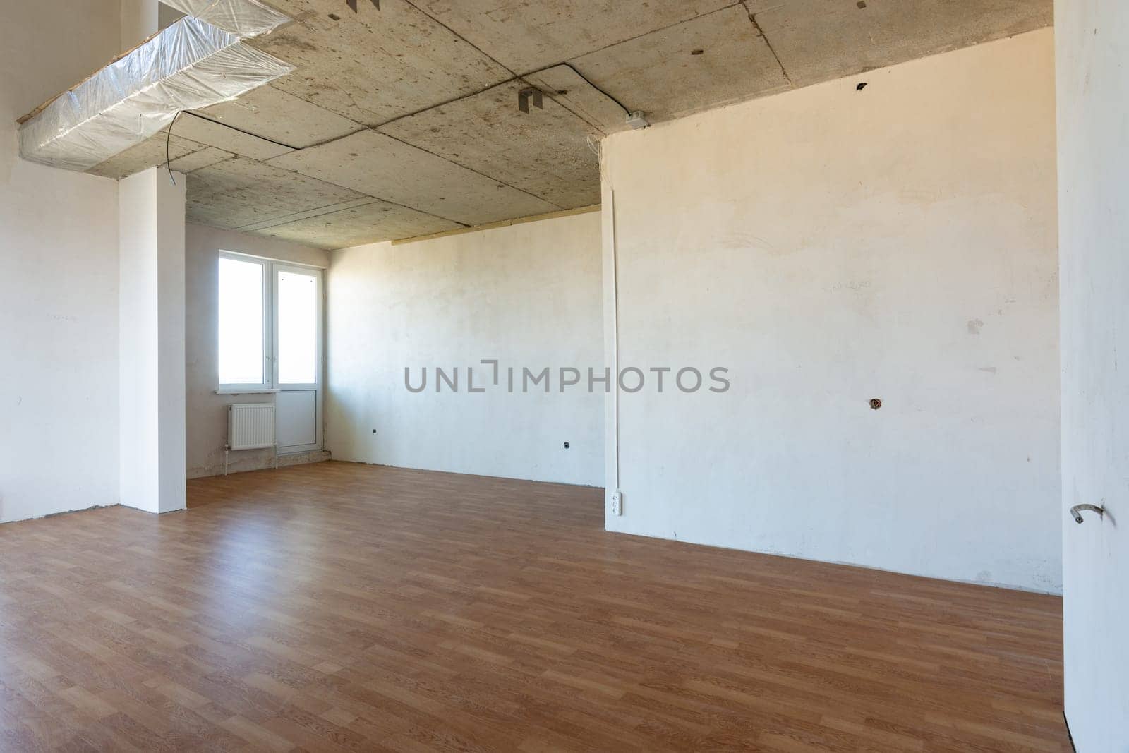 General plan of a spacious room with access to a balcony
